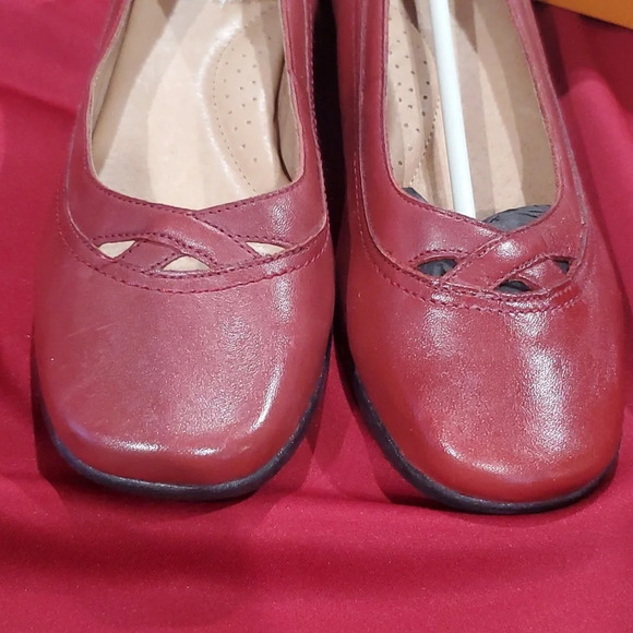 Strictly comfort jessie red leather slip on flats new in box - Picture 2 of 8